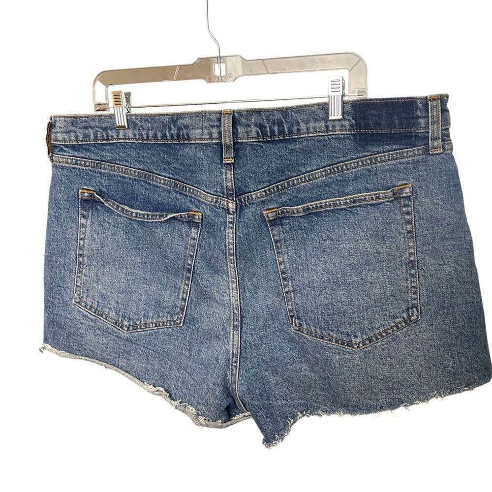Abercrombie & Fitch The Mom Short High Rise Medium Wash, Distressed Weekend 18 - Picture 5 of 6